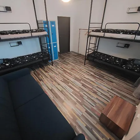 Schrott Bed&beer Hostel *